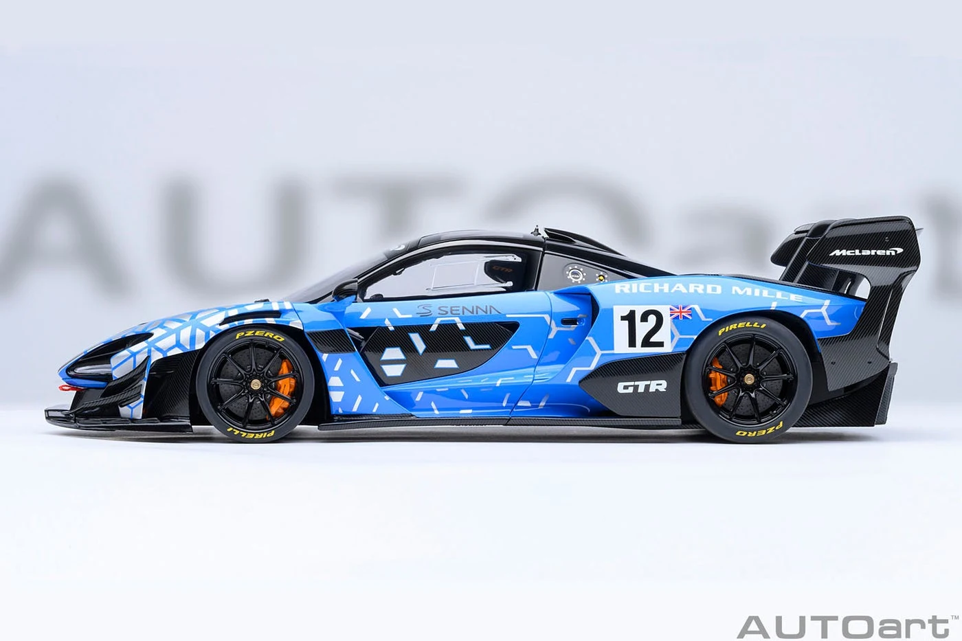 セナ GTR #12の側面。車体後方へ張り出す大型リアウイングと低い車体形状を確認できる。