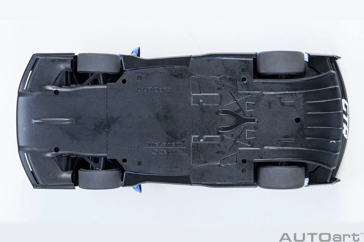 車体裏の形状とカーボン柄の再現。裏面の観察価値を確認するための公式報道写真。